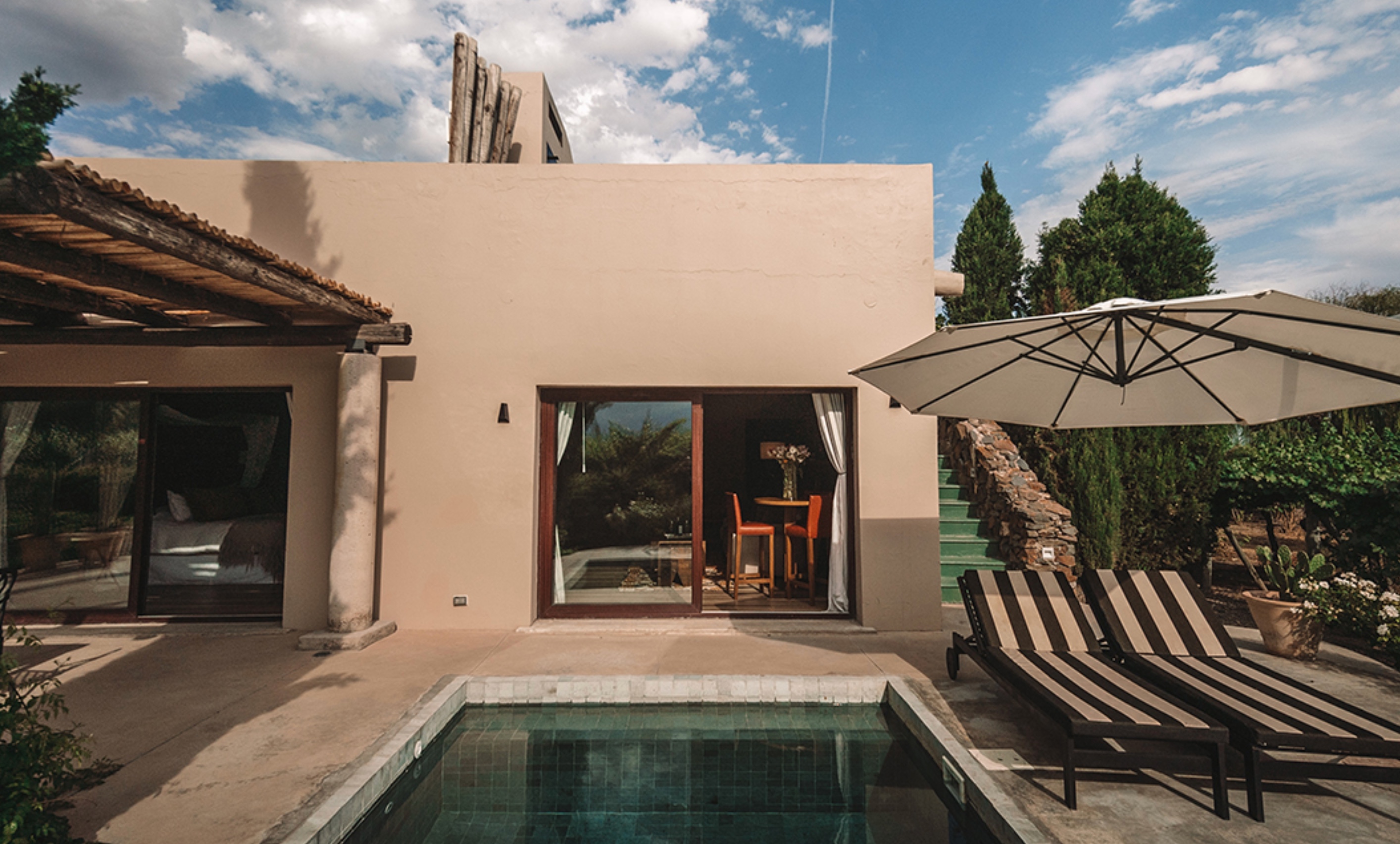 Awasi Mendoza outdoor pool and patio