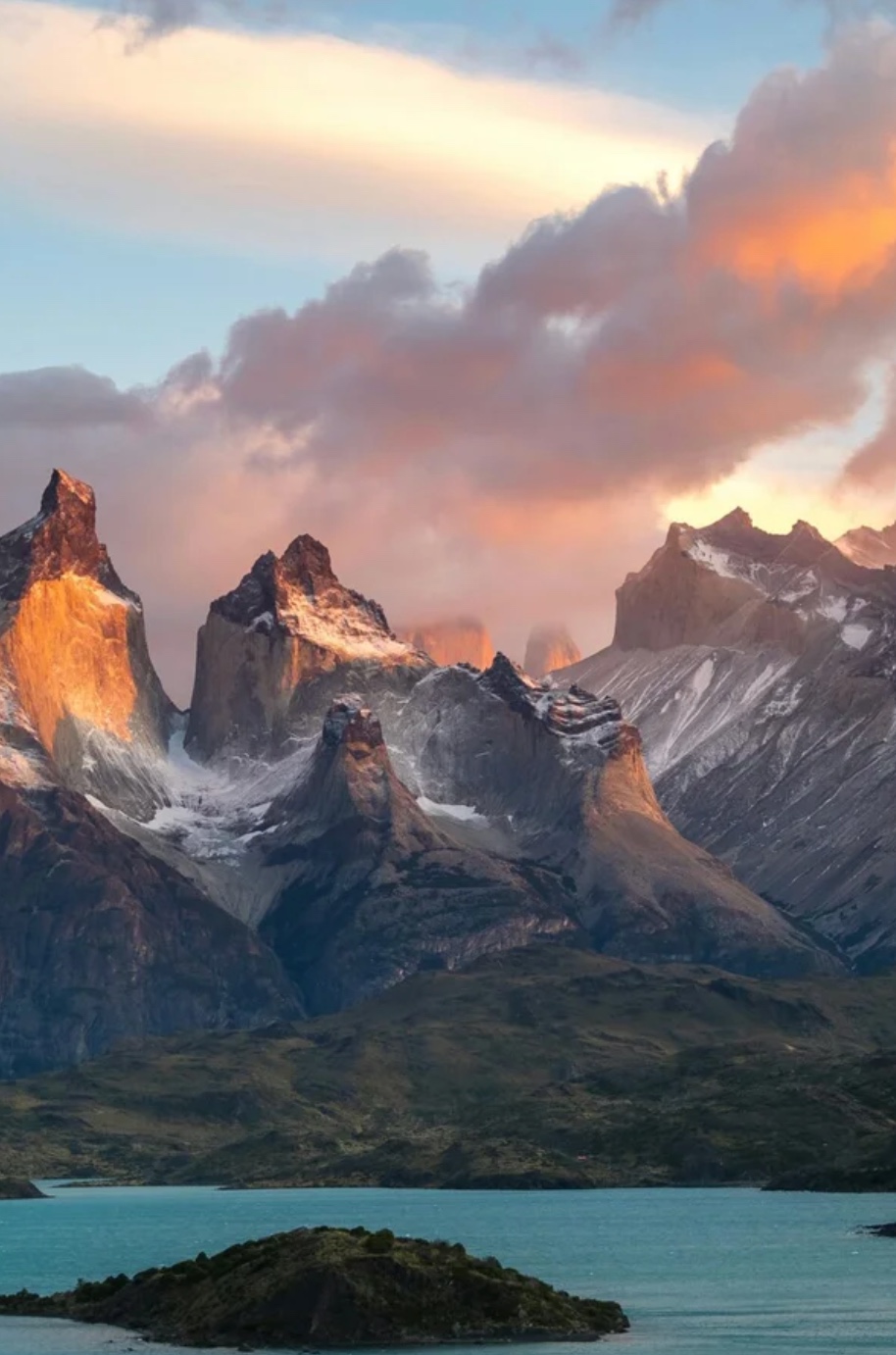 Mountain peaks of Torres del Paine